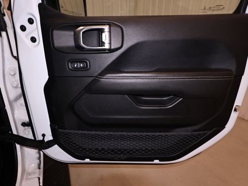 Used 2019 Jeep Wrangler Unlimited Sahara w/ Uconnect 4C Nav & Sound Group AWD/4WD image 17