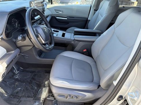 Used 2021 Toyota Sienna XLE image 9