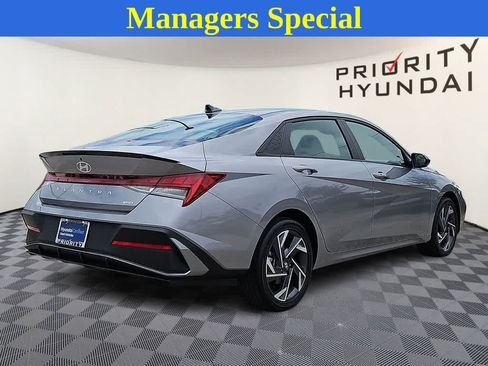 Certified 2025 Hyundai Elantra SEL FWD image 4