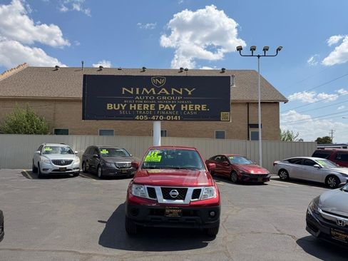 Used 2017 Nissan Frontier PRO-4X w/ Pro-4x Graphics Package AWD/4WD image 2