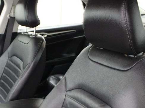 Used 2016 Ford Fusion SE w/ Equipment Group 202A FWD image 4