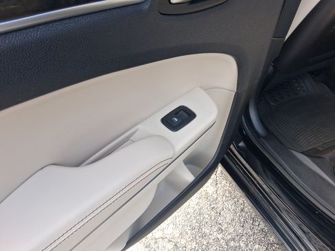 Used 2019 Chrysler 300 Limited RWD image 26