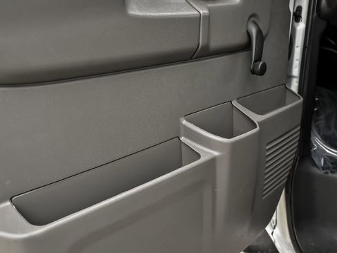 Used 2015 Chevrolet Express 4500 RWD image 12