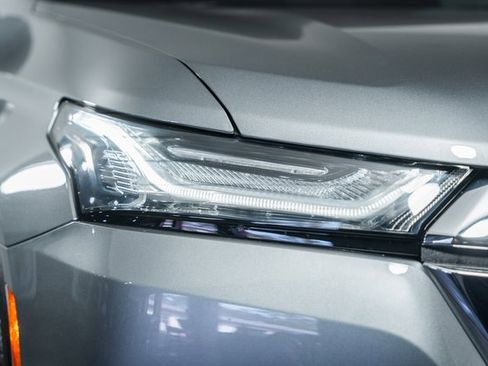 Used 2023 Chevrolet Traverse LS image 11