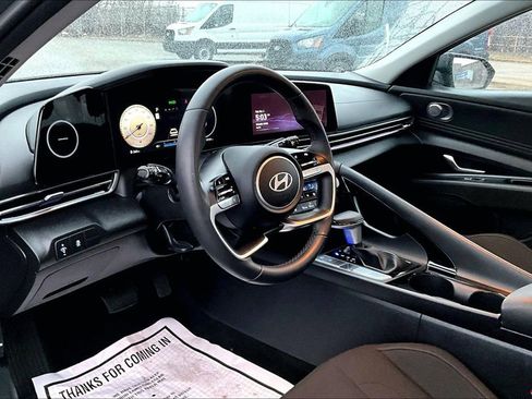Used 2025 Hyundai Elantra SEL FWD image 13