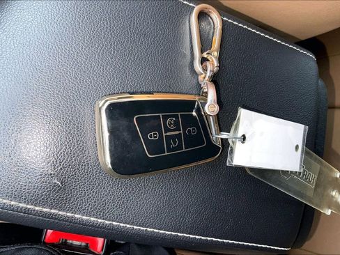 Used 2022 Volkswagen Tiguan SE image 14