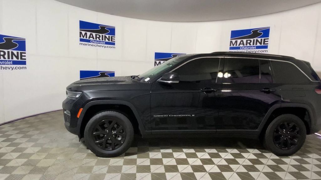 Used 2024 Jeep Grand Cherokee Limited RWD image 7