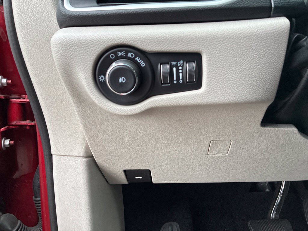 Used 2024 Chrysler Pacifica Touring-L FWD image 11