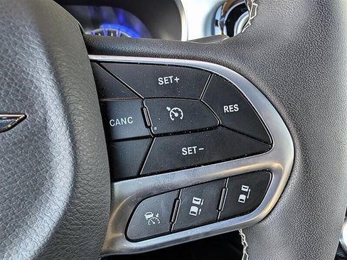 Used 2026 Chrysler Pacifica Limited FWD image 22