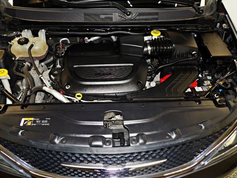 Used 2019 Chrysler Pacifica Touring-L FWD image 23