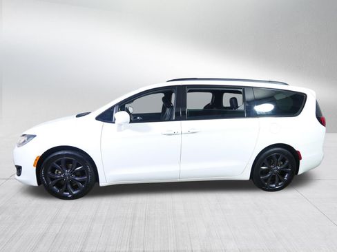 Used 2019 Chrysler Pacifica Touring-L w/ S Appearance Package FWD image 4
