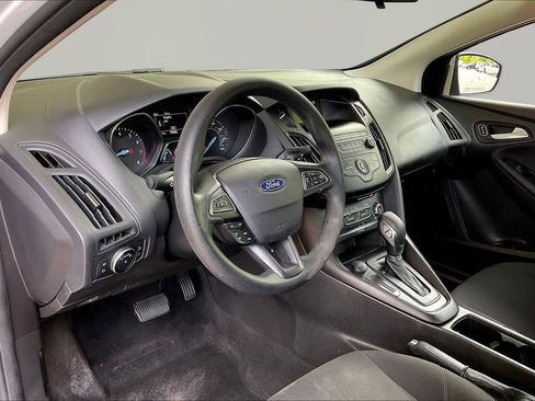Used 2018 Ford Focus SE w/ SE Appearance Package FWD image 16