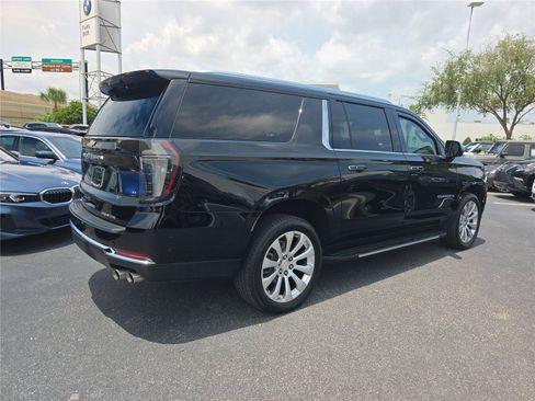 Used 2025 Chevrolet Suburban Premier AWD/4WD image 3