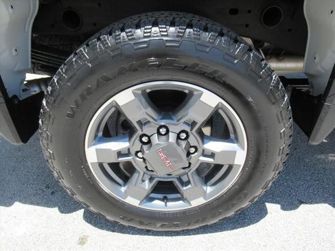 Used 2025 GMC Sierra 2500 SLE AWD/4WD image 8