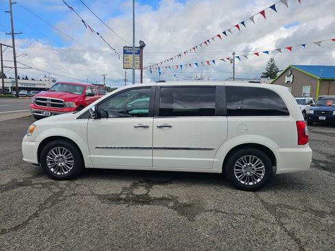 Used 2011 Chrysler Town & Country Limited FWD image 4