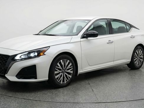 Used 2025 Nissan Altima 2.5 SV FWD image 3