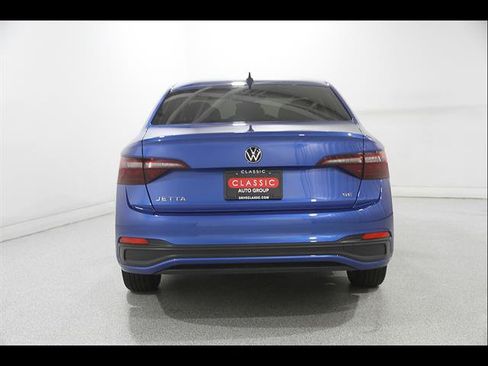 Certified 2024 Volkswagen Jetta SE w/ Panoramic Sunroof Package FWD image 18