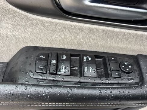Used 2023 Chrysler Pacifica Touring-L FWD image 25