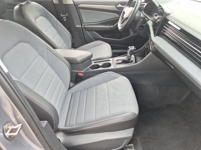 Used 2025 Volkswagen Jetta SE FWD image 30