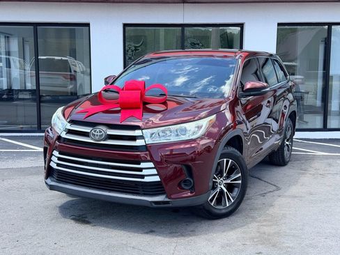 Used 2018 Toyota Highlander LE FWD image 1