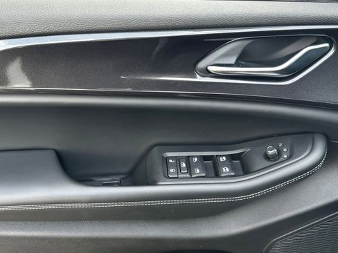 Used 2023 Jeep Grand Cherokee Altitude image 11