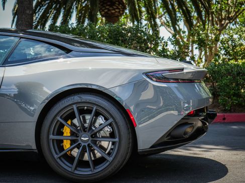 Used 2022 Aston Martin DB11 Coupe RWD image 30