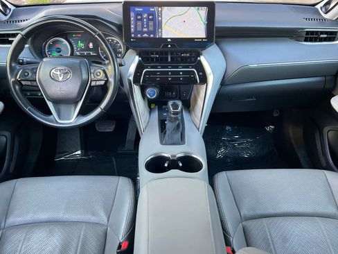 Used 2021 Toyota Venza Limited image 3