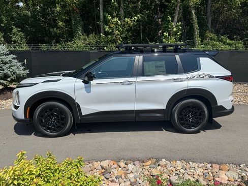 New 2025 Mitsubishi Outlander SE image 2