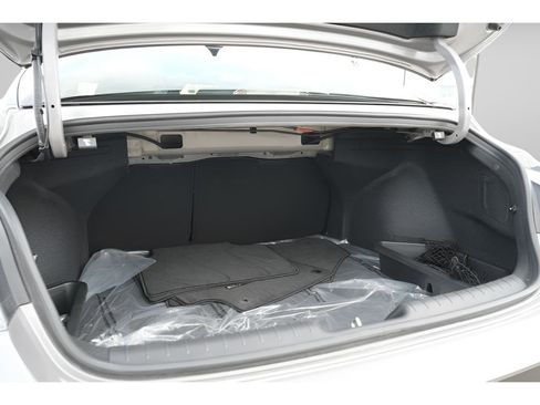 Certified 2025 Hyundai Elantra SEL FWD image 11