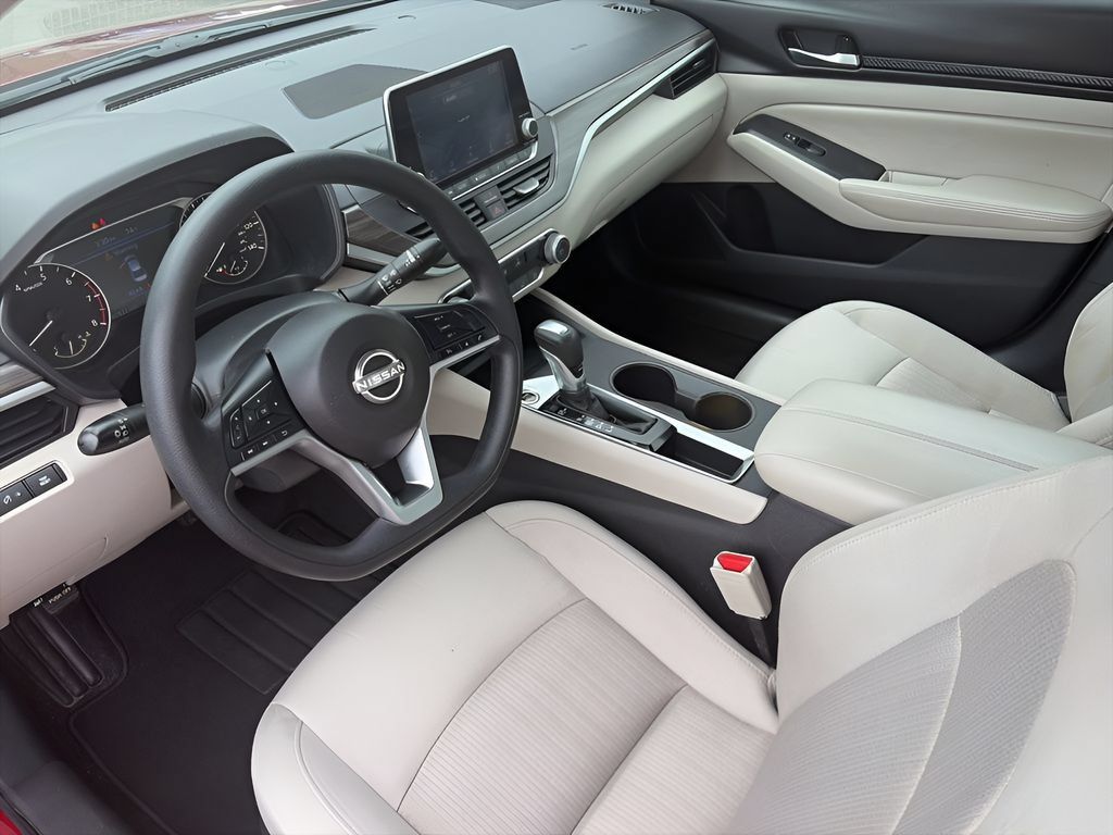 Used 2025 Nissan Altima 2.5 SV FWD image 15