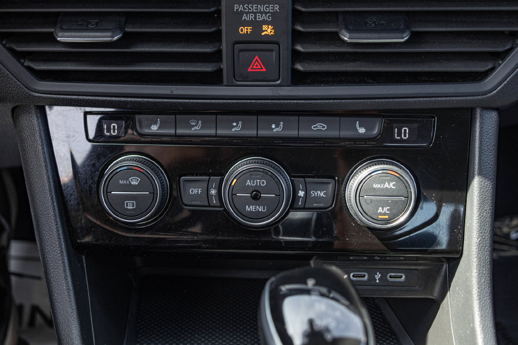 Certified 2024 Volkswagen Jetta SE FWD image 19