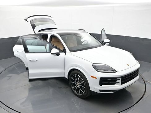 Certified 2026 Porsche Cayenne Coupe AWD/4WD image 32