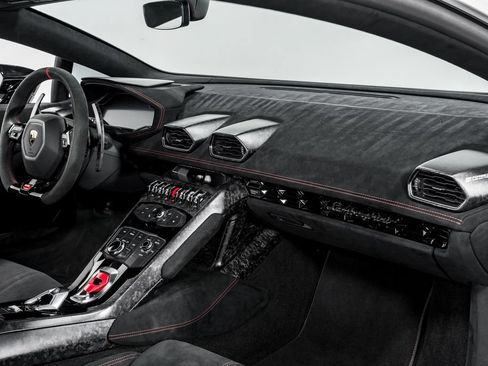 Used 2018 Lamborghini Huracan Performante AWD/4WD image 32