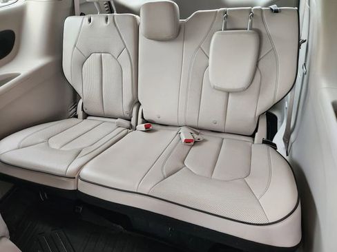 Used 2020 Chrysler Pacifica Limited w/ Advanced Safetytec Group image 28