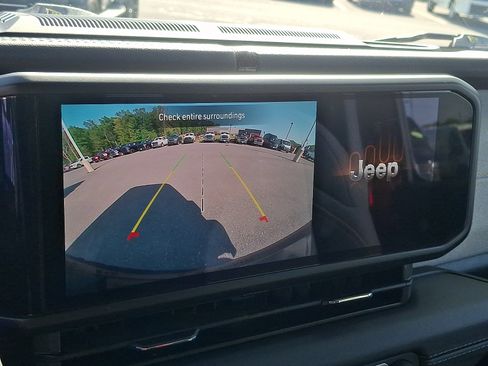 Used 2025 Jeep Wrangler Unlimited Sahara AWD/4WD image 17