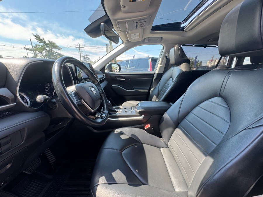 Used 2021 Toyota Highlander XLE AWD/4WD image 23