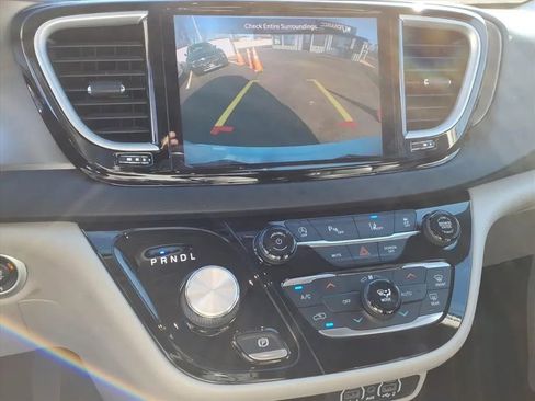Used 2022 Chrysler Pacifica Touring-L image 31
