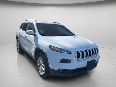 Used 2018 Jeep Cherokee Latitude image 2