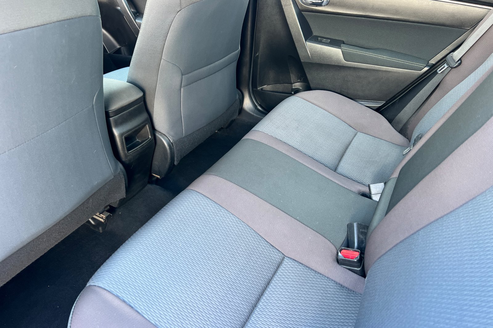 Used 2018 Toyota Corolla LE FWD image 12