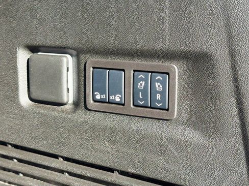 Used 2025 Chevrolet Suburban High Country image 14