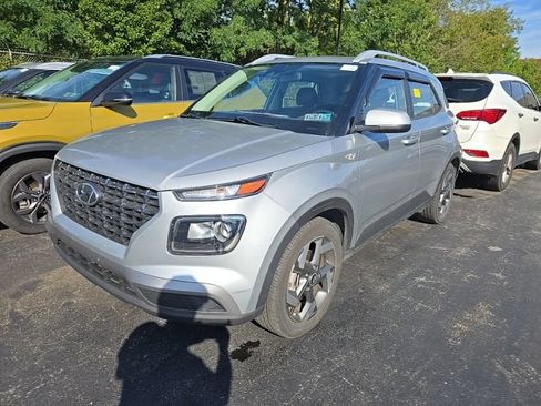 Used 2022 Hyundai Venue SEL FWD image 3