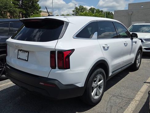 Used 2023 Kia Sorento LX FWD image 8