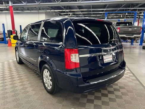 Used 2015 Chrysler Town & Country Touring FWD image 5