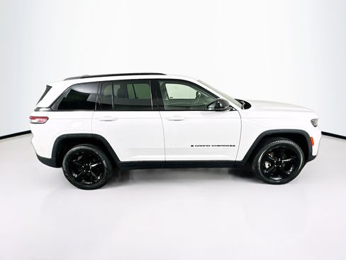 Used 2023 Jeep Grand Cherokee Limited w/ Black Appearance Package AWD/4WD image 10