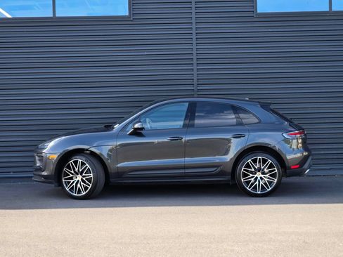 Certified 2025 Porsche Macan AWD/4WD image 2
