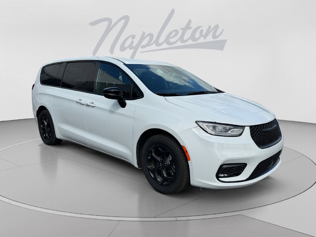 Used 2024 Chrysler Pacifica Limited FWD image 8