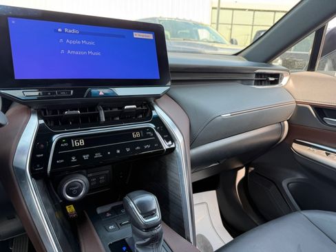 Used 2023 Toyota Venza XLE AWD/4WD image 16