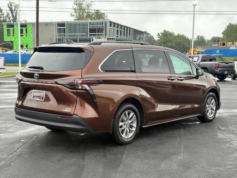 Used 2024 Toyota Sienna XLE FWD image 3