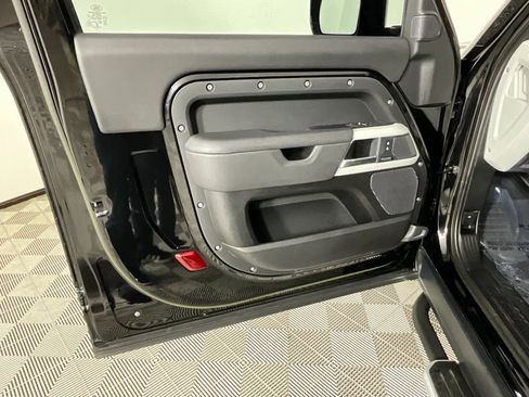 Used 2023 Land Rover Defender 90 SE image 19
