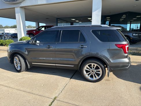Used 2018 Ford Explorer XLT w/ Equipment Group 202A AWD/4WD image 9